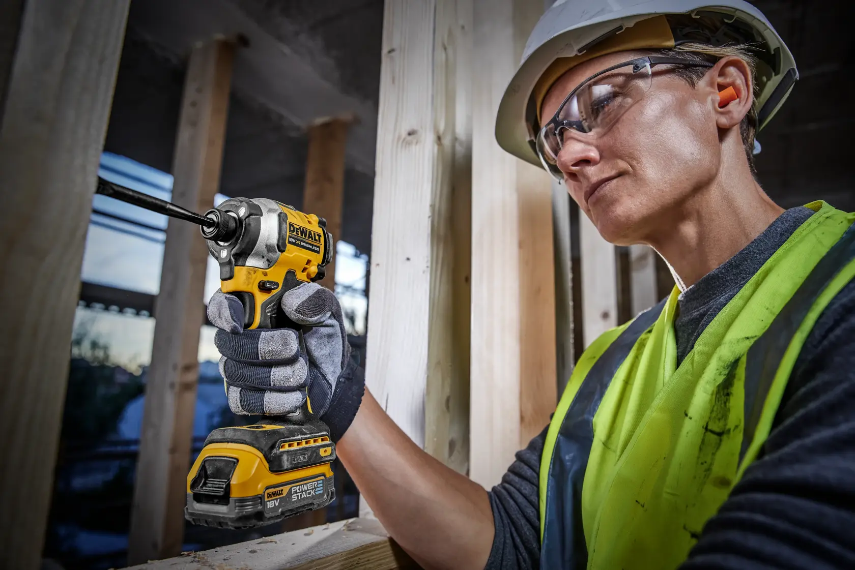 DEWALT® 18V XR® Brushless 1/4" Compact Impact Driver - x POWERSTACK™ 1.7Ah
