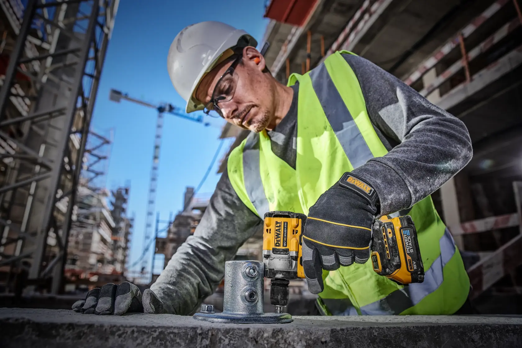 DEWALT® 18V XR® Brushless 1/2" Hog Ring Compact Impact Wrench - 2 X 1.7Ah POWERSTACK Battery