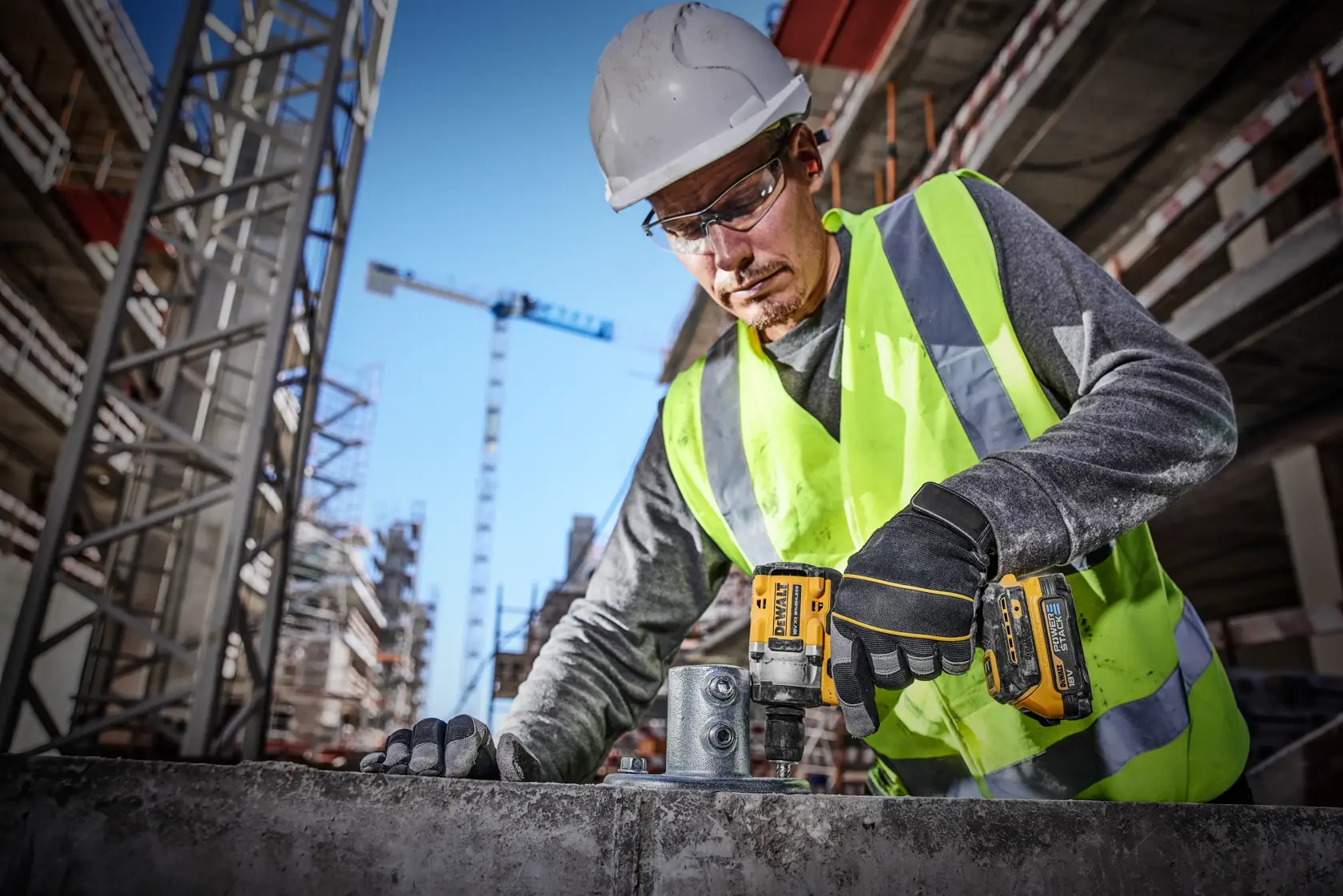 DEWALT® 18V XR® Brushless 1/2" Hog Ring Compact Impact Wrench - 2 X 1.7Ah POWERSTACK Battery