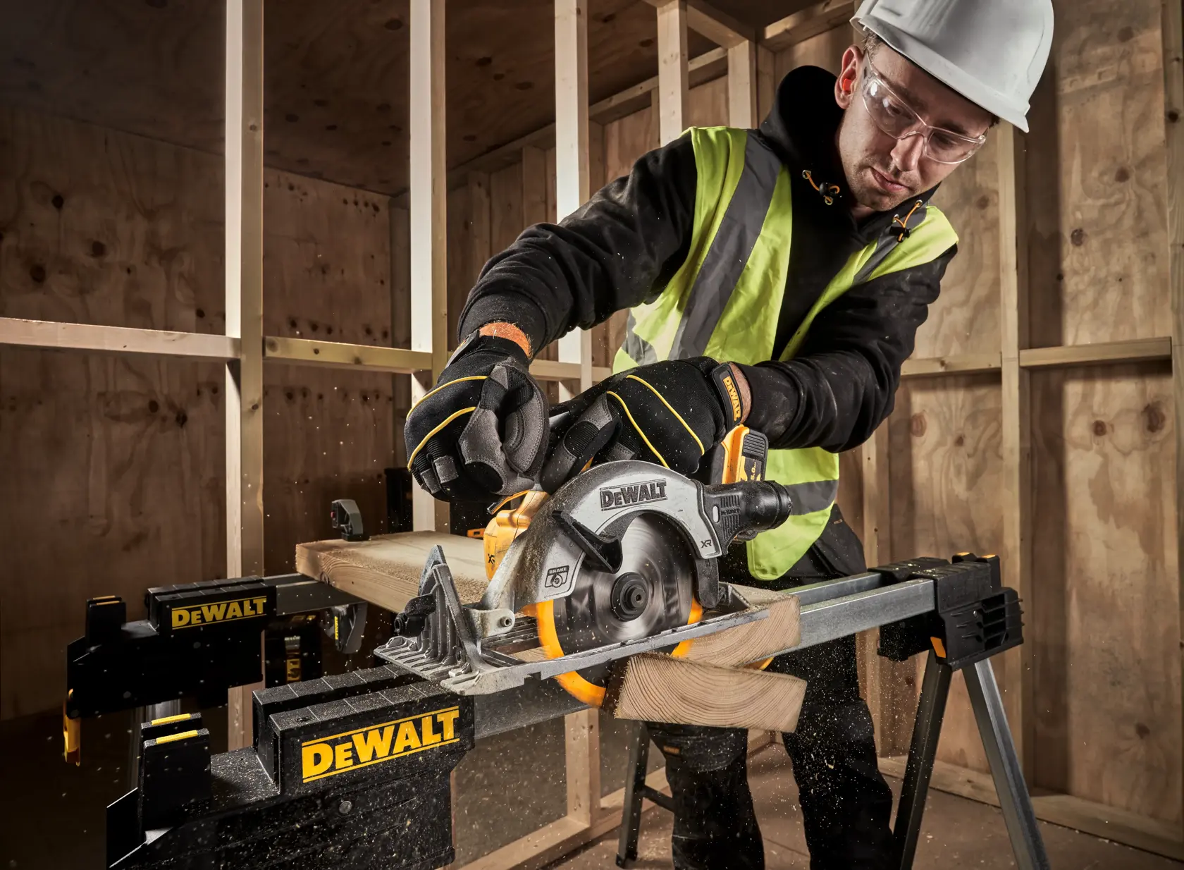 DEWALT® 18V XR® Brushless 165 mm Circular Saw - 2 x 5 Ah