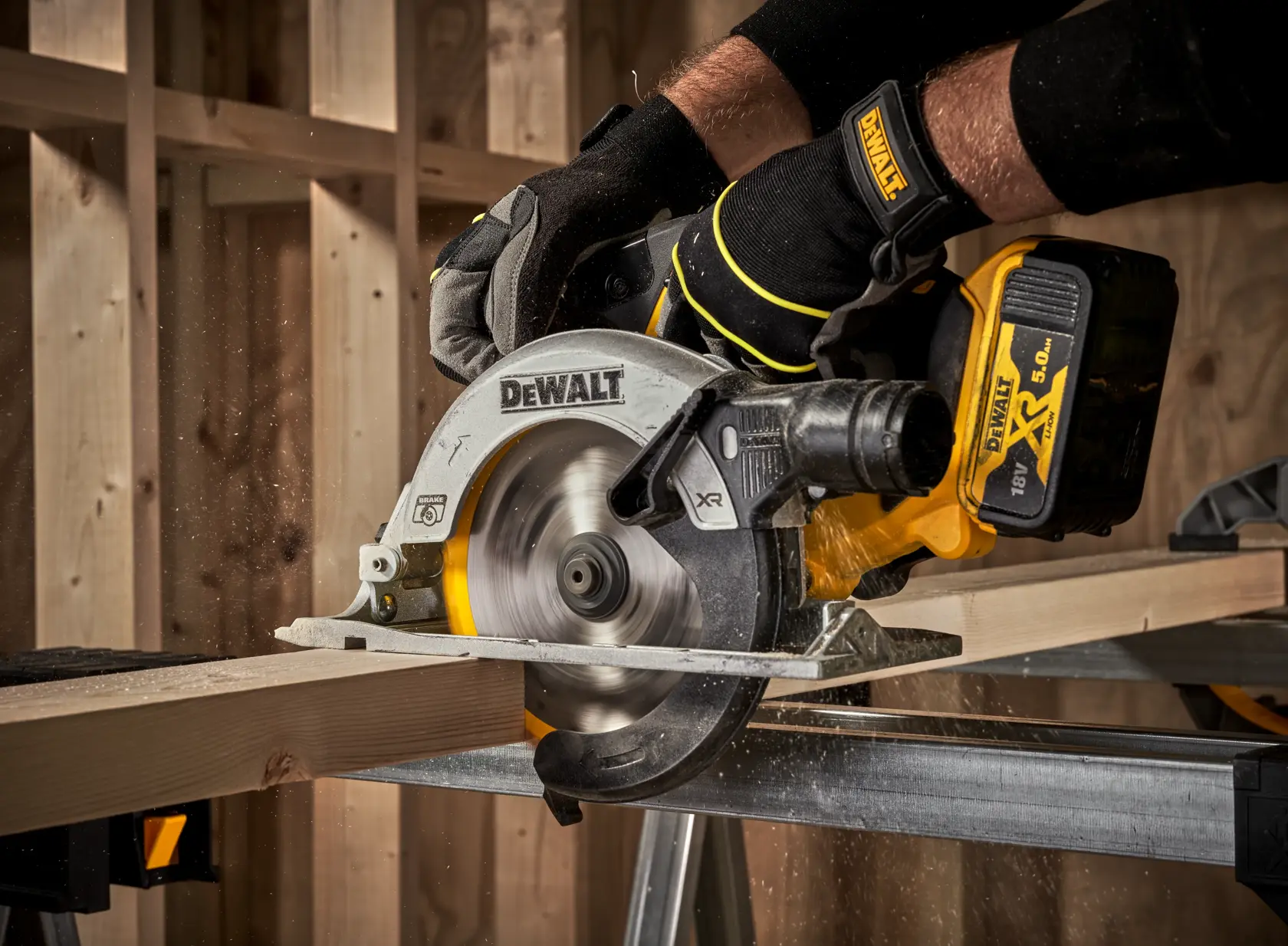 DEWALT® 18V XR® Brushless 165 mm Circular Saw - 2 x 5 Ah