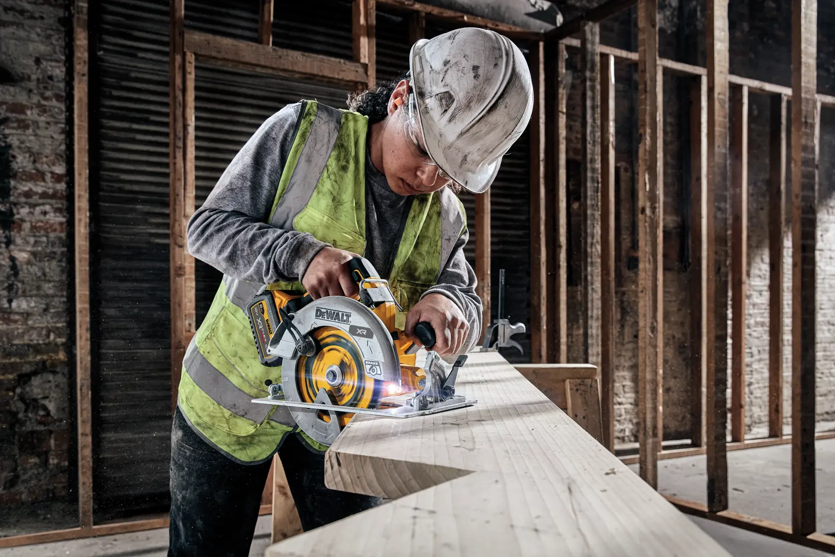 DEWALT® 18V XR® Brushless 190 mm Circular Saw - 1 x 6Ah
