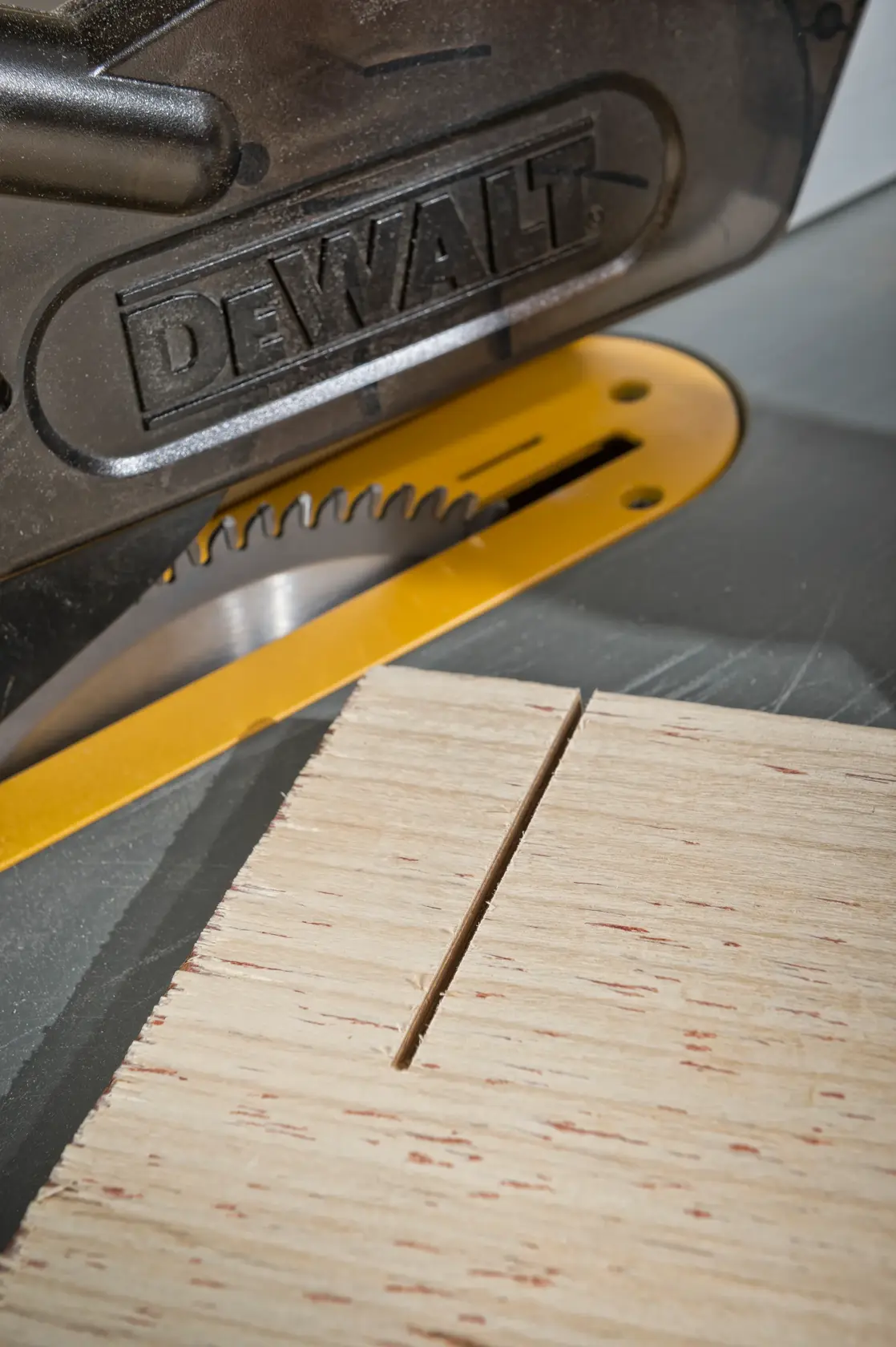 DEWALT® EXTREME WORKSHOP 250mm x 30mm 60T Circular Saw Blade