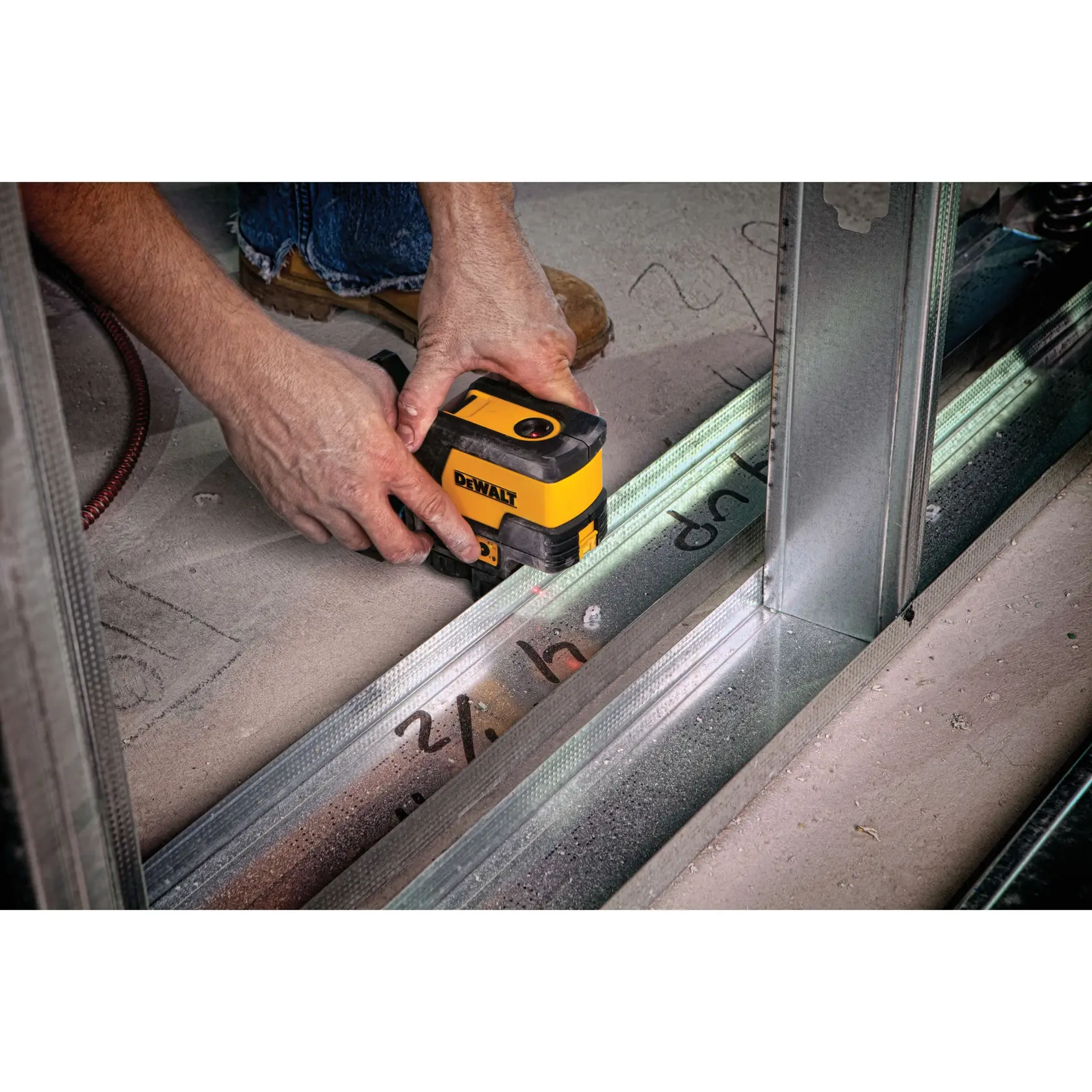 DEWALT® Alkaline Cross Line Laser With Plumb Up and Down